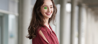 Изображение девушки-модели с наложенной рамкой АФ на один глаз