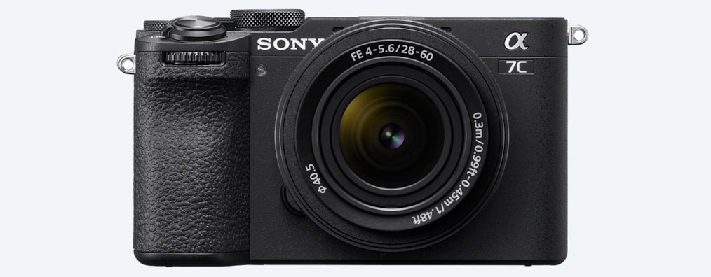 Изображение черной камеры с объективом SEL2860, вид спереди