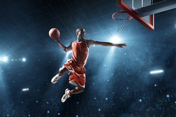 Изображение баскетболиста, пытающегося совершить бросок сверху.