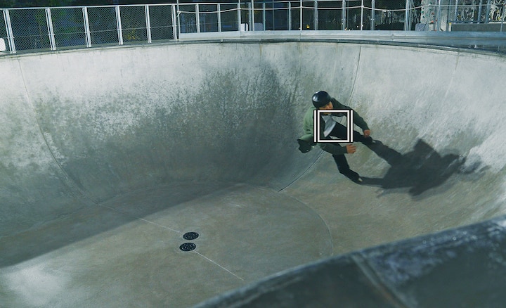 Человек на роликах, катающийся в пустом бассейне; на изображение наложен белый квадрат функции «Отслеживание объекта»