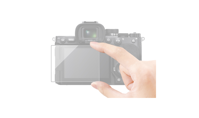 Изображение защитного фильтра, зажатого пальцем при попытке прикрепить к камере