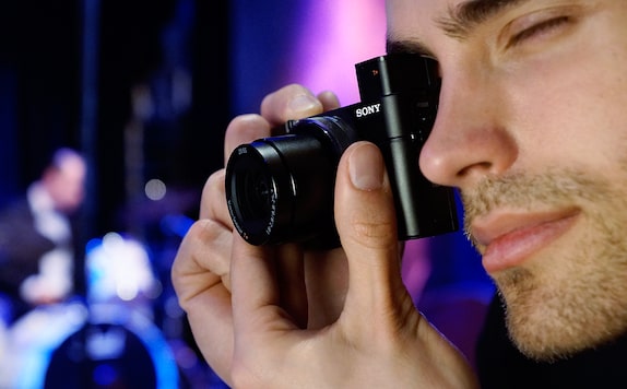 Цифровая камера Sony DCS-RX100 III Cyber-shot имеет параметры ручной фокусировки